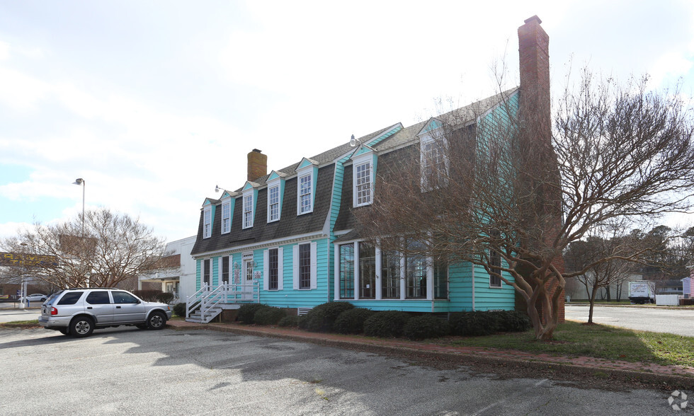 13811 Warwick Blvd, Newport News, VA à louer - Photo principale - Image 1 de 7