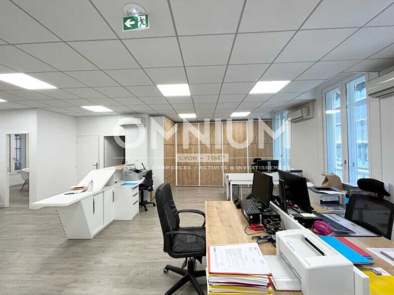 Office in Lyon for lease - Interior Photo - Image 1 of 6