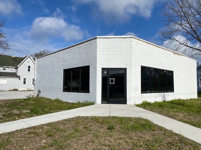 Plus de détails pour 1701 Turner St, Lansing, MI - Commerce de détail à vendre
