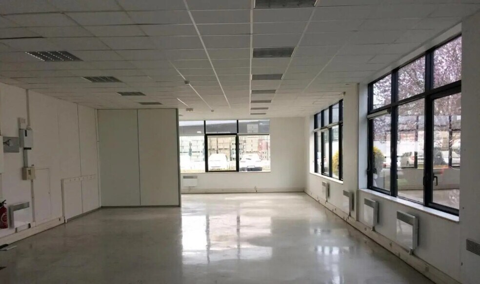 Flex in Trappes for lease - Building Photo - Image 3 of 5