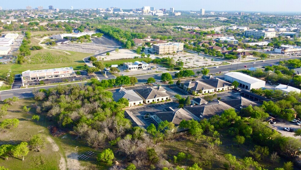 9643 Huebner Rd, San Antonio, TX à louer - Photo du bâtiment - Image 2 de 19