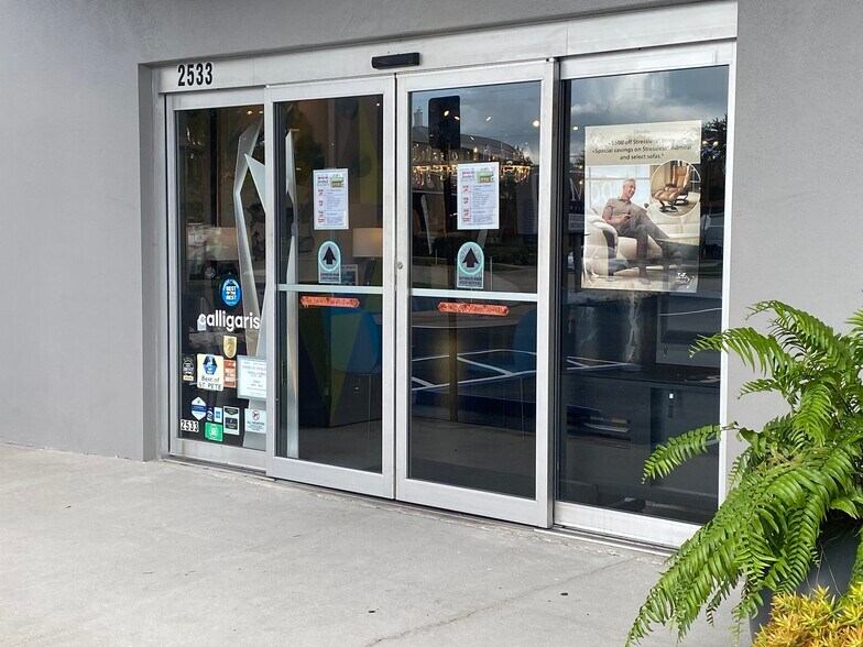 2533 22nd Ave N, Saint Petersburg, FL à louer - Photo du bâtiment - Image 3 de 9