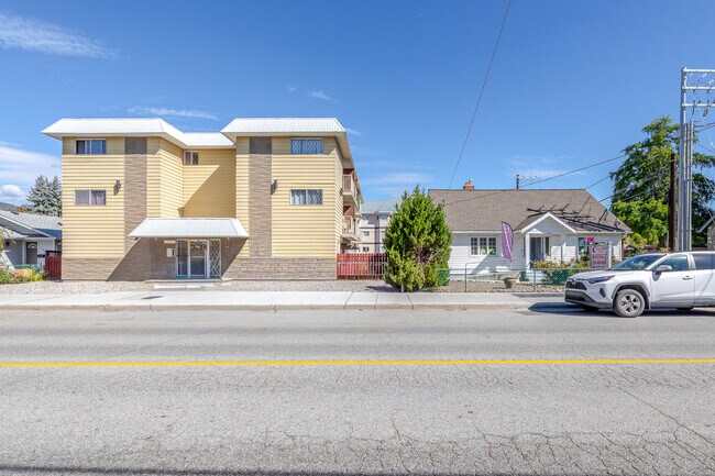 Plus de détails pour 157 Wade Av W, Penticton, BC - Multi-résidentiel à vendre