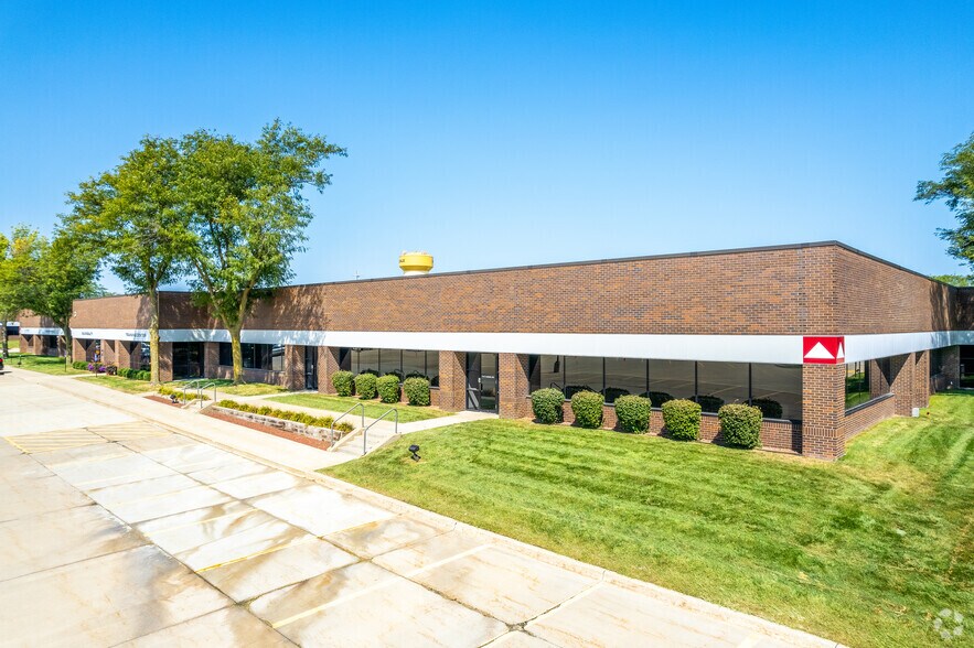 11101-11199 Aurora Ave, Urbandale, IA à louer - Photo du bâtiment - Image 1 de 5
