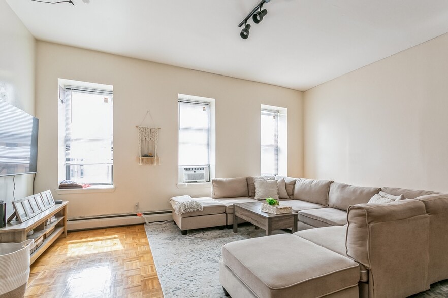 2150 Fifth Ave, New York, NY for sale - Interior Photo - Image 2 of 30
