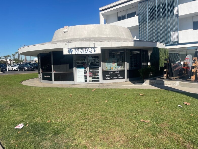 4560 Admiralty Way, Marina Del Rey, CA à louer - Photo du bâtiment - Image 2 de 3