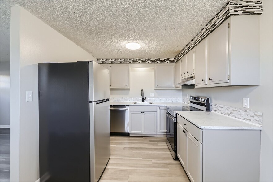2947 Glendale Dr, Evans, CO à vendre - Photo du bâtiment - Image 2 de 13