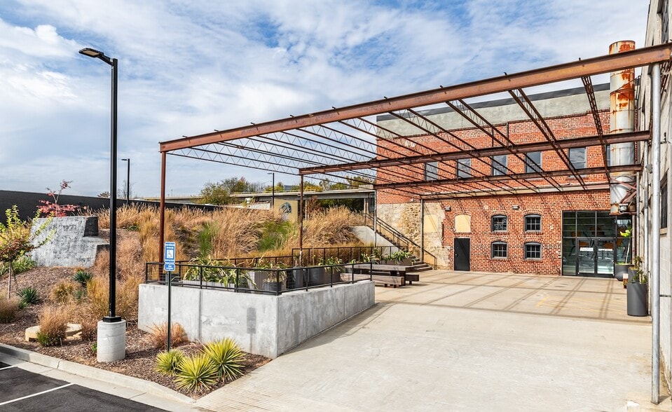 565 Northside Dr, Atlanta, GA à louer - Photo du bâtiment - Image 3 de 8