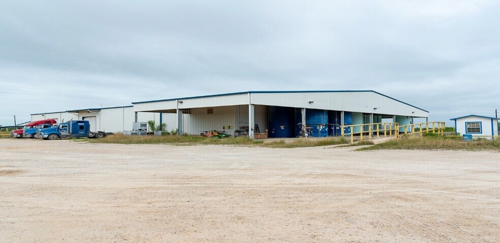 2995 County Road 430, Pleasanton, TX à vendre - Photo du bâtiment - Image 3 de 12