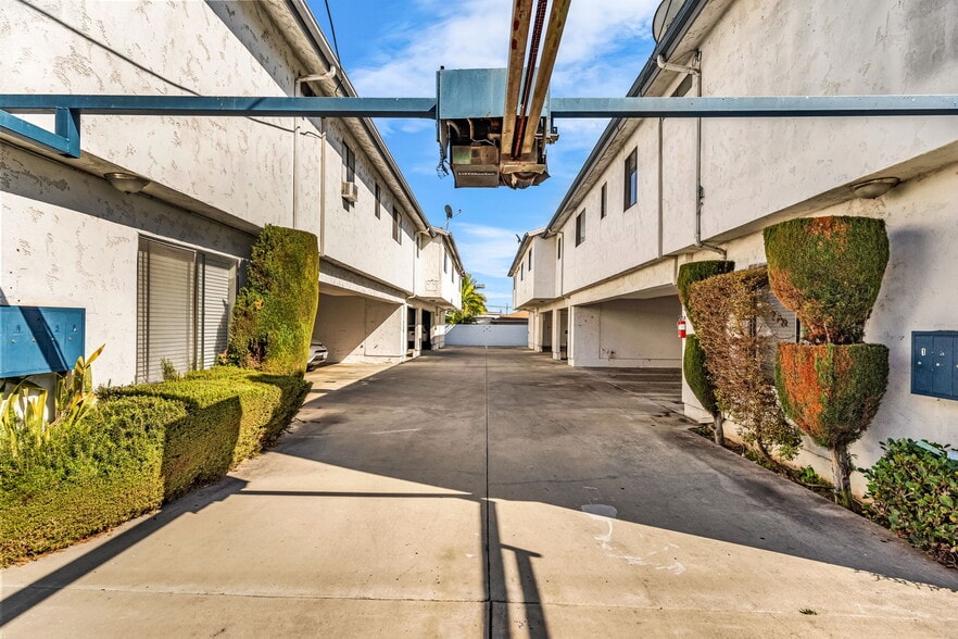 13304-13308 Roselle Ave, Hawthorne, CA for sale - Building Photo - Image 2 of 9