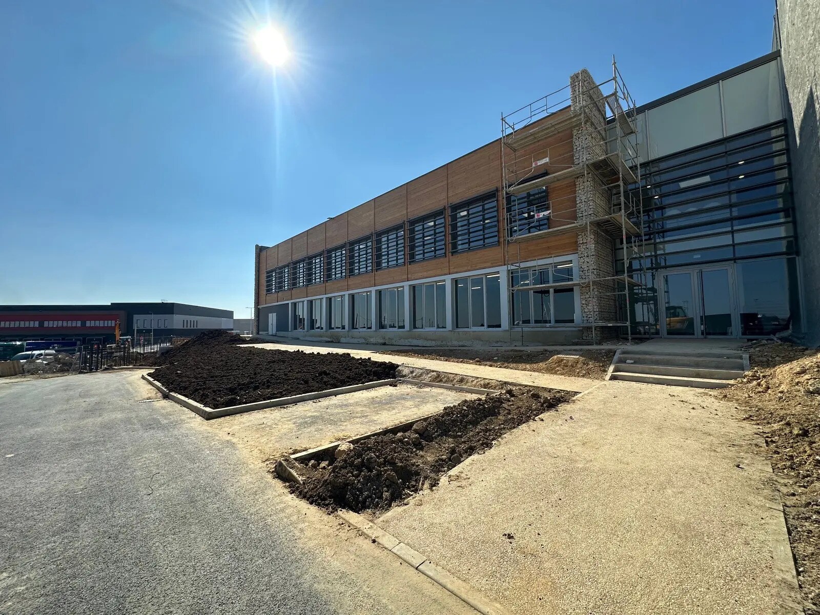 Flex in Louvres for lease Construction Photo- Image 1 of 8