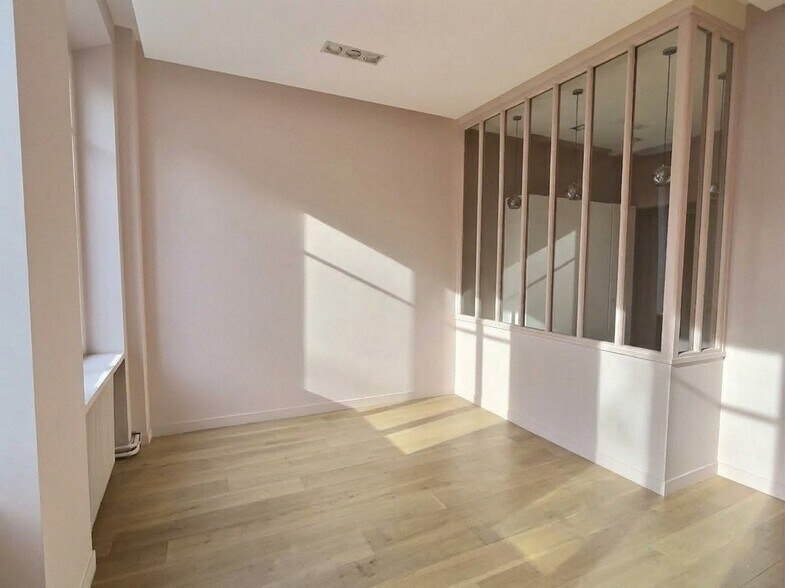 Office in Paris for lease - Interior Photo - Image 2 of 7