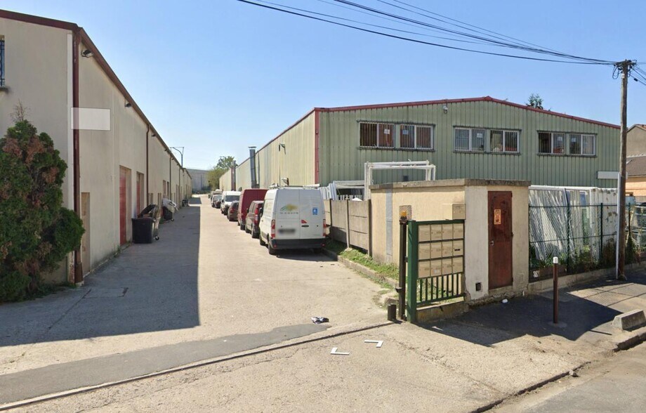 Industrial in Stains for lease - Building Photo - Image 3 of 33
