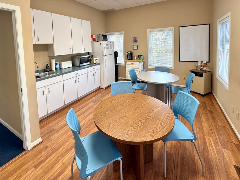 7181 Chagrin Rd, Chagrin Falls, OH à louer - Photo du bâtiment - Image 3 de 8