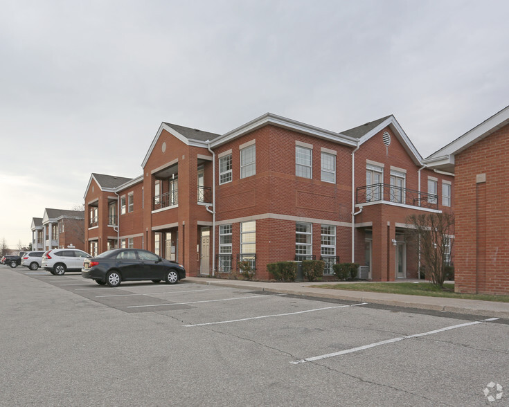 5770 Timberlea Blvd, Mississauga, ON for lease - Primary Photo - Image 1 of 8