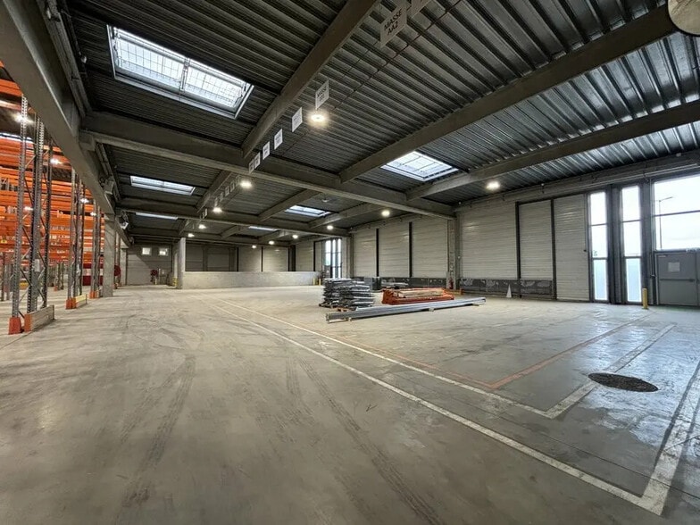 Industrial in Corbas for lease - Interior Photo - Image 1 of 15