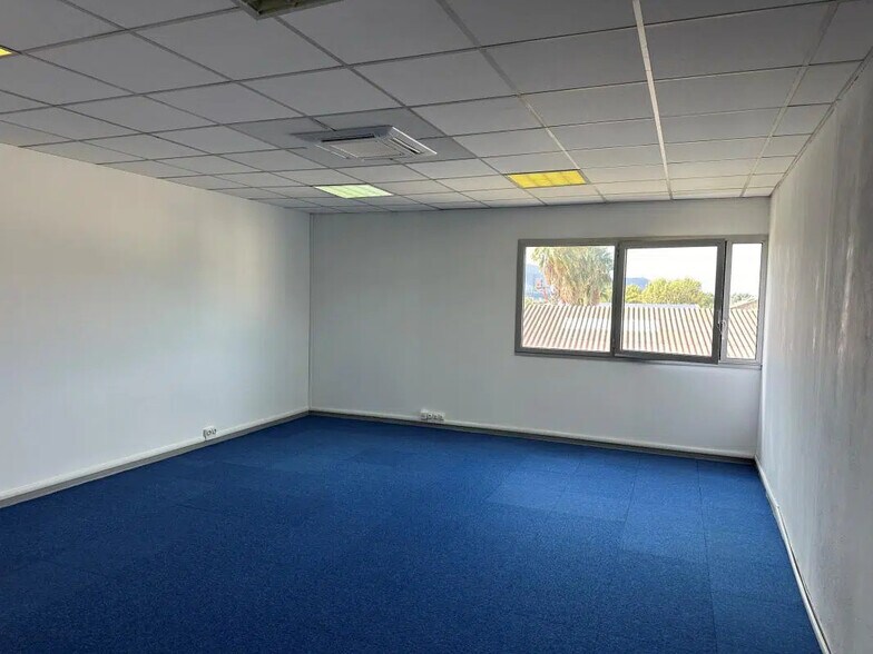 Office in Aubagne for lease - Building Photo - Image 1 of 4