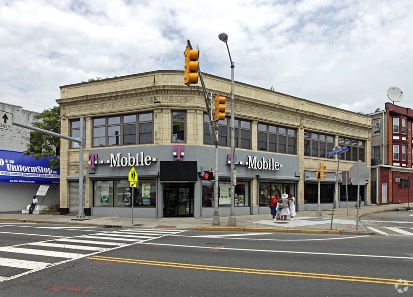 Four mixed-use commercial properties portfolio of 4 properties for sale on LoopNet.ca - Primary Photo - Image 1 of 3