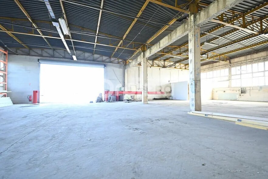 Flex in Saint-Pierre-de-Chandieu for lease - Interior Photo - Image 2 of 12