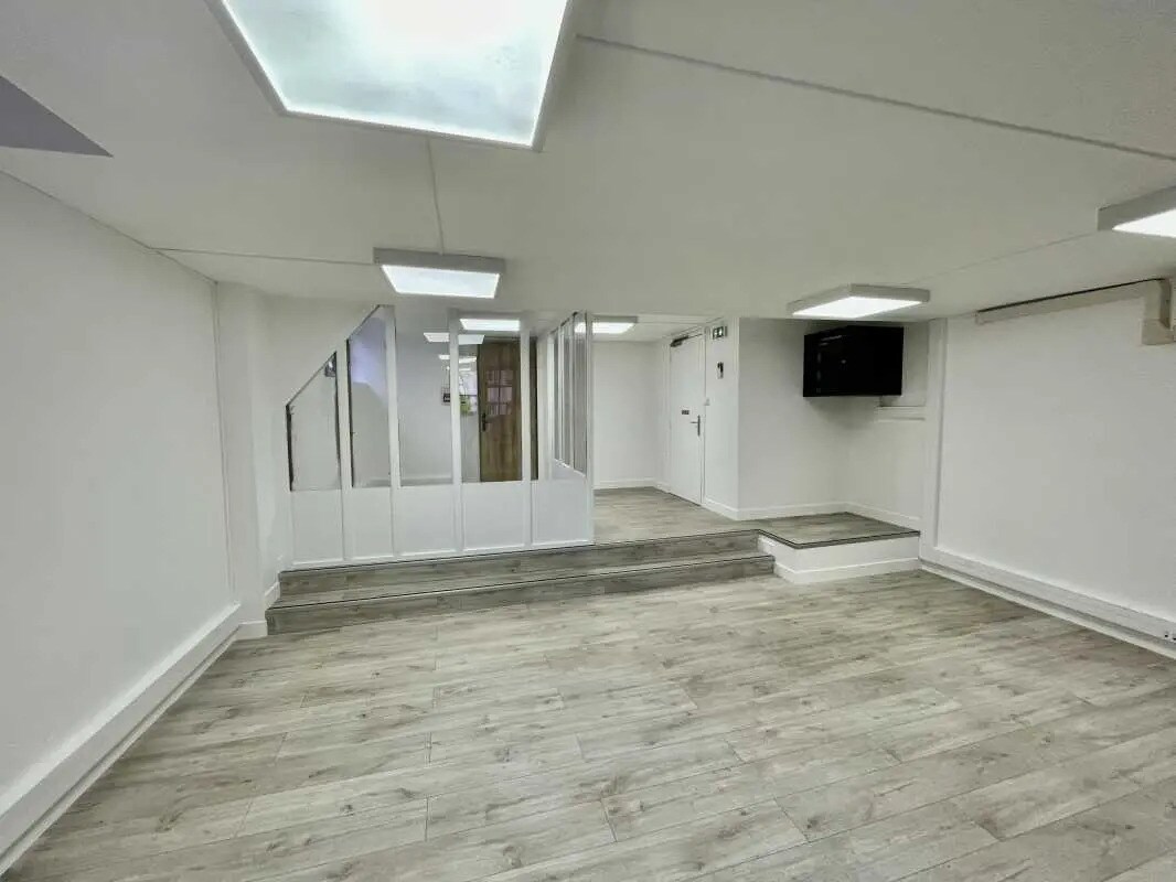 Office in Rouen for lease Interior Photo- Image 1 of 6