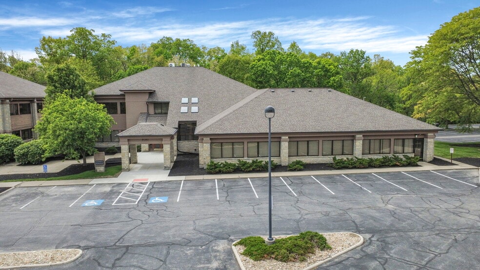 8080 Ravines Edge Ct, Columbus, OH for lease - Primary Photo - Image 1 of 9