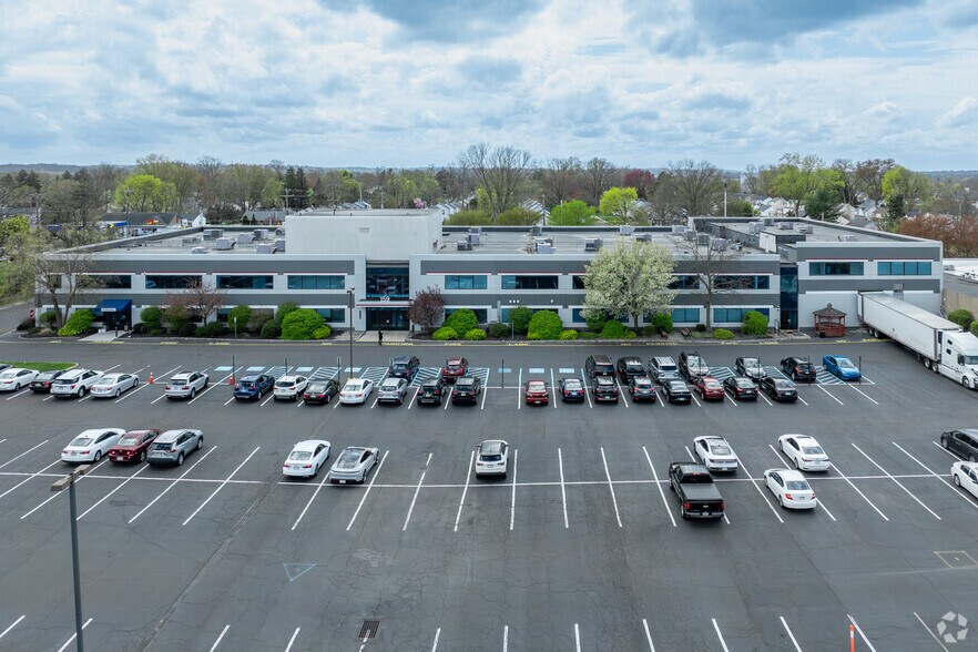 159 E County Line Rd, Warminster, PA à louer - Photo du bâtiment - Image 1 de 14