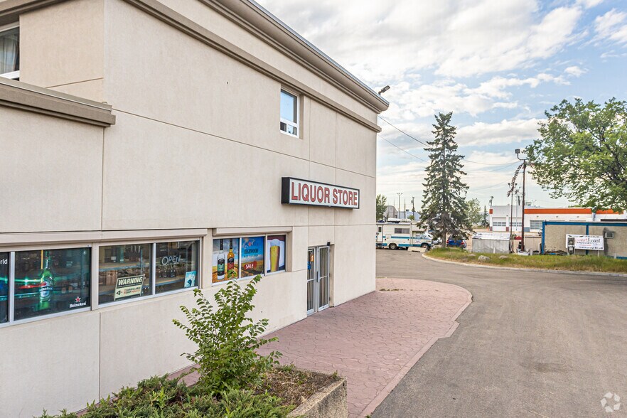 5359 Calgary Trl NW, Edmonton, AB à louer - Photo du bâtiment - Image 2 de 4
