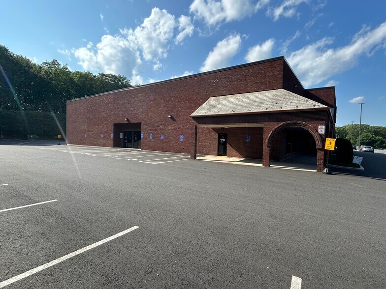 401 Monroe Tpke, Monroe, CT à louer - Photo du bâtiment - Image 2 de 11