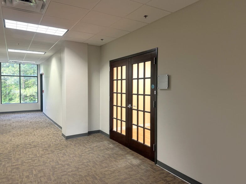 2700 N Berkeley Lake Rd, Duluth, GA for sale - Interior Photo - Image 3 of 16