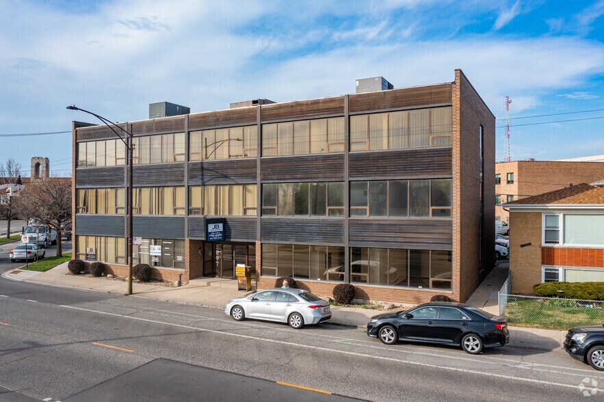5097 N Elston Ave, Chicago, IL à louer - Photo du bâtiment - Image 3 de 17