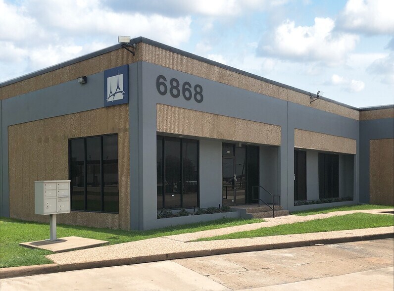 6868 N Loop Fwy E, Houston, TX à louer - Photo du bâtiment - Image 1 de 6