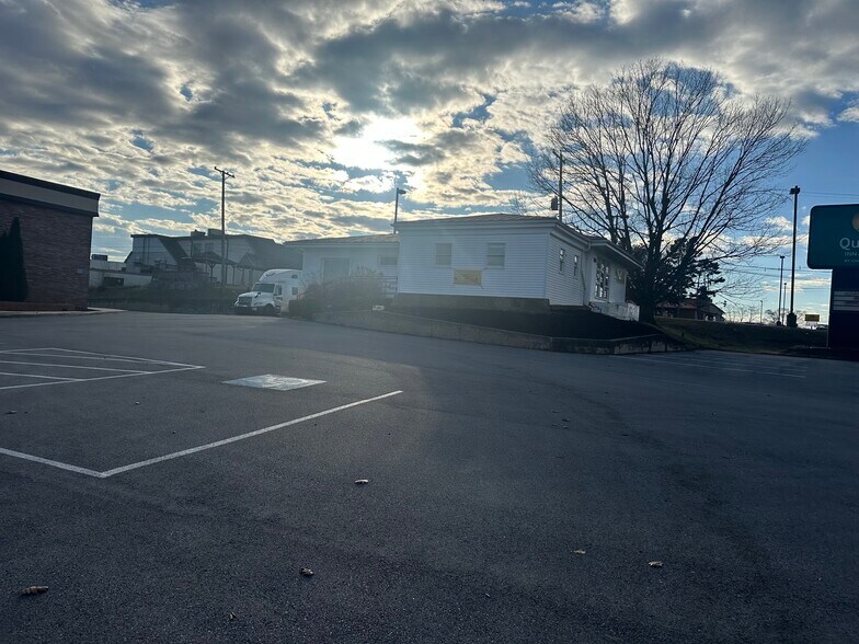 2550 E Market St, York, PA for lease - Building Photo - Image 2 of 6