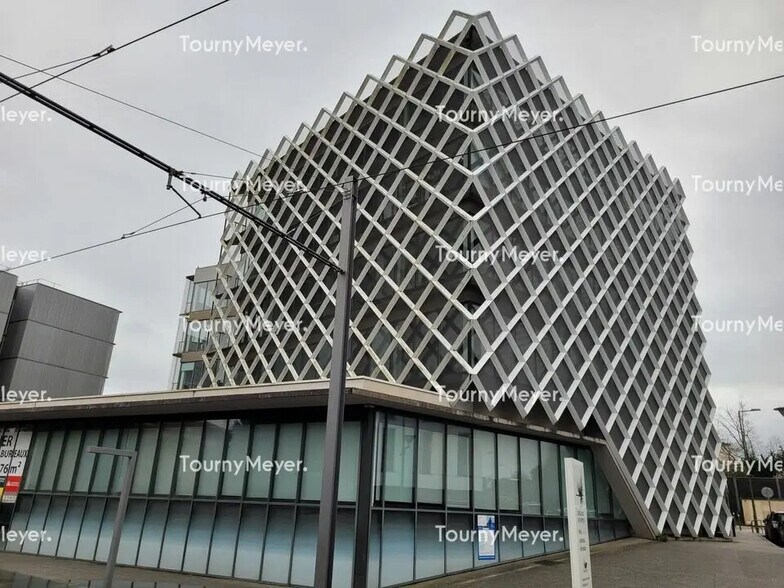 Retail in Lormont for lease - Building Photo - Image 2 of 8