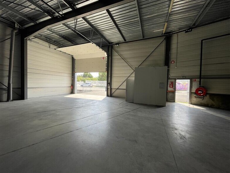 Industrial in Le Haillan for lease - Interior Photo - Image 2 of 3
