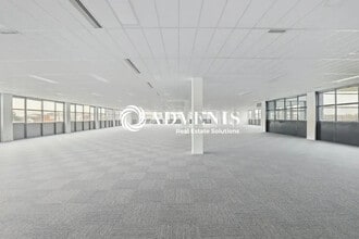 Flex in Guyancourt for lease Building Photo- Image 2 of 6