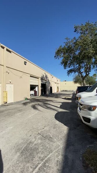 8001 W 26th Ave, Hialeah, FL à louer - Vidéo sur l’inscription commerciale - Image 2 de 13