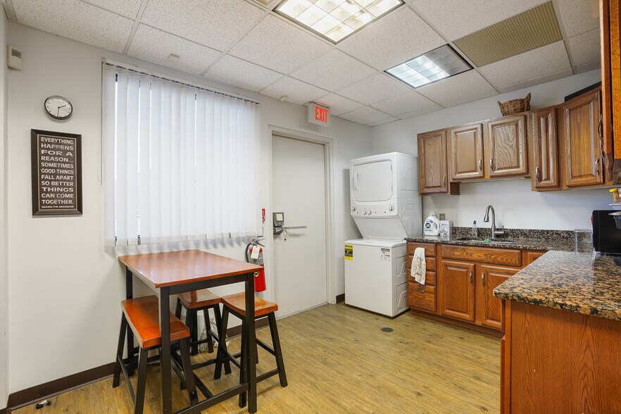 10 E Willow St, Millburn, NJ à louer - Photo du bâtiment - Image 2 de 36
