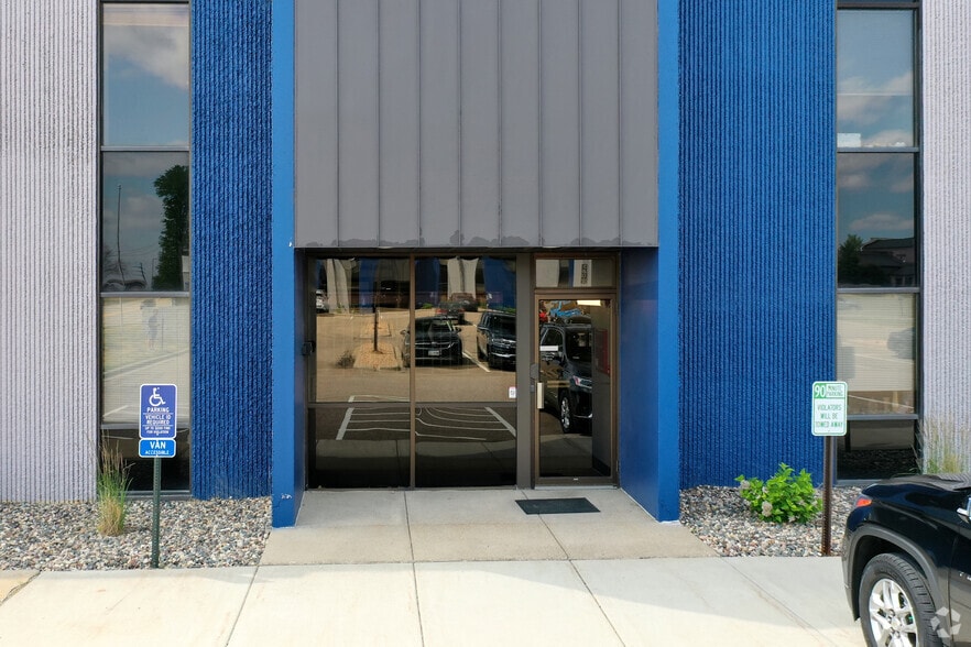 1800 Wooddale Dr, Woodbury, MN for lease - Building Photo - Image 3 of 9