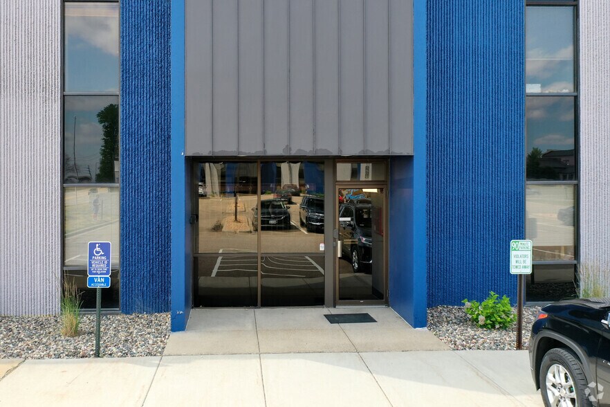 1800 Wooddale Dr, Woodbury, MN à louer - Photo du bâtiment - Image 3 de 9