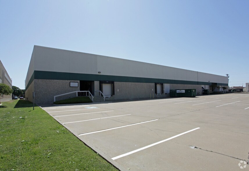 1030-1048 Trend Dr, Carrollton, TX for lease - Building Photo - Image 3 of 8