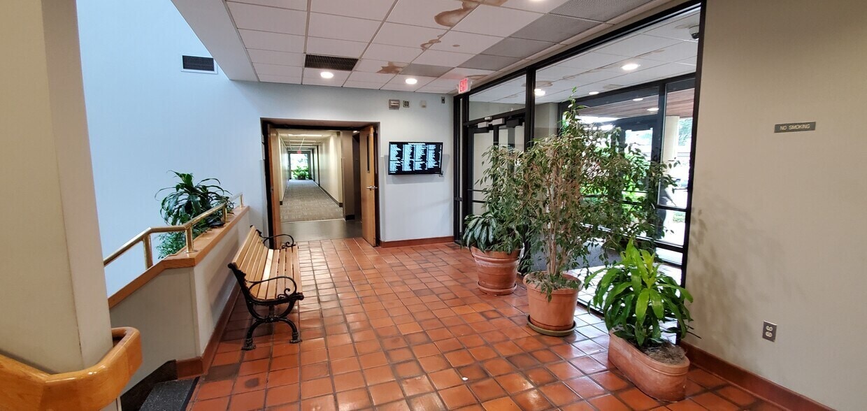955 Main St, Winchester, MA 01890 - Unit 305 -  - Interior Photo - Image 2 of 9
