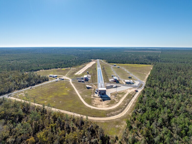 21281 NW Apache Rd, Fountain, FL à vendre - Photo du bâtiment - Image 1 de 7