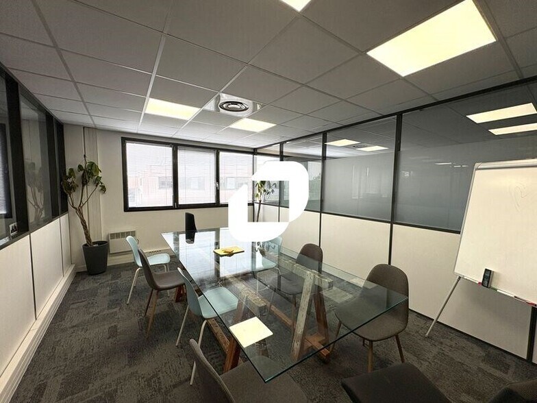 Office in Bron for sale - Interior Photo - Image 1 of 8