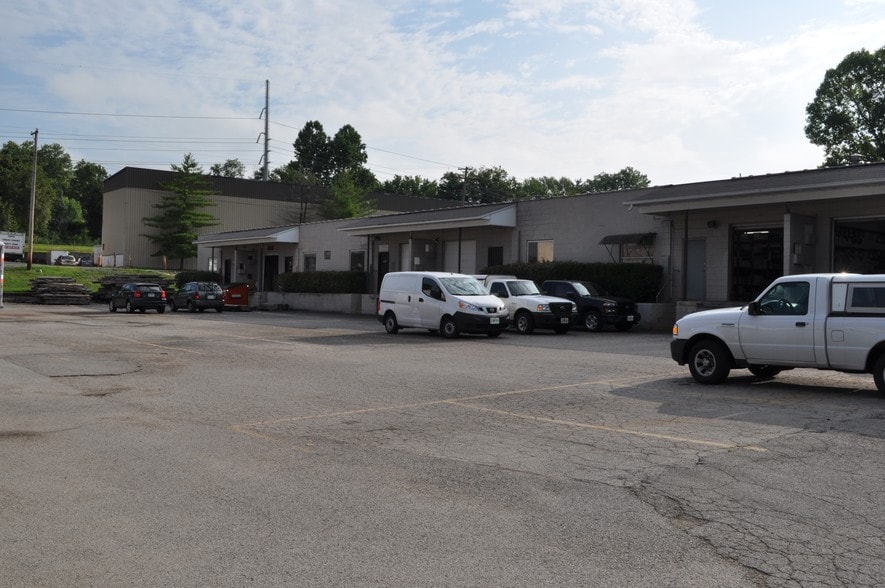 9410-9450 Watson Industrial Park Dr, Crestwood, MO for sale - Building Photo - Image 3 of 8