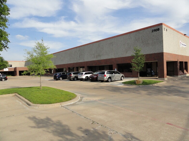 2105 Luna Rd, Carrollton, TX for lease - Building Photo - Image 3 of 6