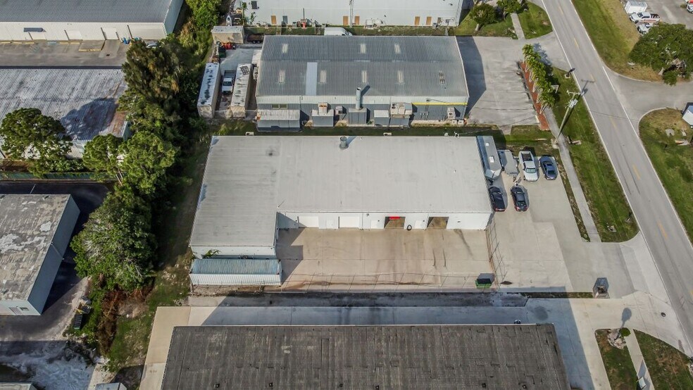 3231 SE Slater St, Stuart, FL à vendre - Photo du bâtiment - Image 3 de 28