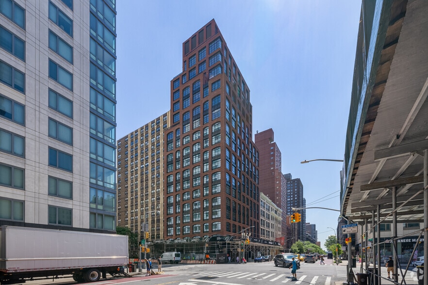 301 3rd Ave, New York, NY for sale - Building Photo - Image 2 of 4