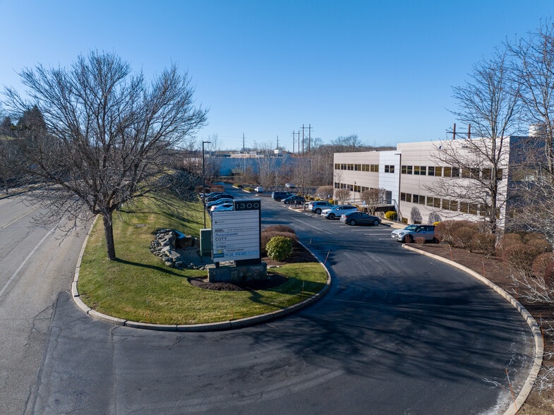 1300 Highland Corporate Dr, Cumberland, RI for sale - Primary Photo - Image 1 of 6