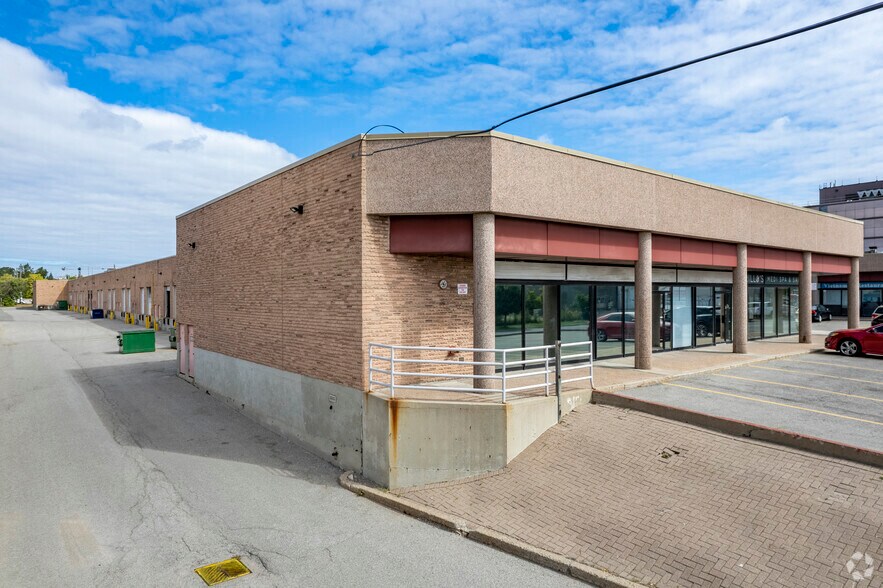 3220 Dufferin St, Toronto, ON à louer - Photo du bâtiment - Image 3 de 5