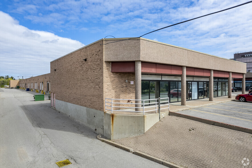 3220 Dufferin St, Toronto, ON à louer - Photo du bâtiment - Image 3 de 5